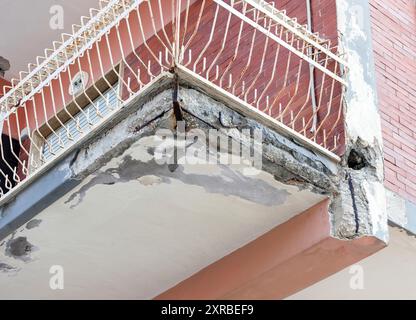 Balkone mit gerissenen Beton und rostigen Eisen Renovierung erfordert. Stockfoto