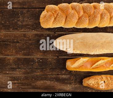 Verschiedene Arten von Brot auf Holztisch. Stockfoto