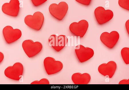 Flache Ansicht des Valentines Herz auf rosa Hintergrund. Symbol der Liebe und Valentinstag Konzept. Stockfoto