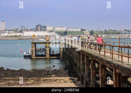 Besucher am Pier von Drakes Island im Plymouth Sound auf dem Weg zur Rückfahrt mit der Fähre. Gekauft 2019 vom Geschäftsmann Morgan Phillips. Pläne für Herit Stockfoto