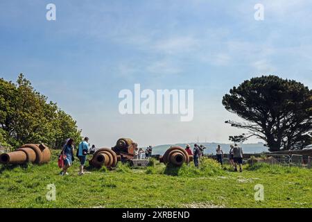 Tagesausflügler sehen die historischen Kanonen auf einem Ausflug nach Drakes Island südlich von Plymouth im Plymouth Sound. 2019 vom Geschäftsmann gekauft Stockfoto