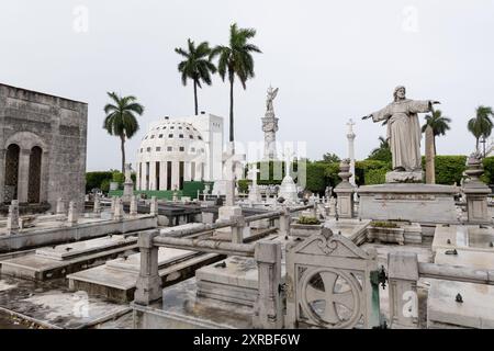 HAVANNA, KUBA - 28. AUGUST 2023: Krypten mit dem Catalina Laso Mausoleum auf dem Cementerio de Cristobal Colon Friedhof in Havanna, Kuba Stockfoto