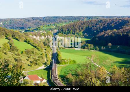 Dollnstein, Bahnstrecke Altmühltalbahn, 2 aufeinander folgende Züge, Altmühltal in Oberbayern, Bayern, Deutschland Stockfoto