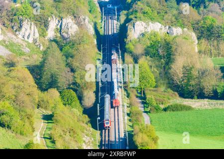 Dollnstein, Bahnstrecke Altmühltalbahn, 2 aufeinander folgende Züge, Altmühltal in Oberbayern, Bayern, Deutschland Stockfoto