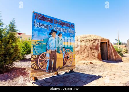 Willkommen im Kayenta-Schild und einem Navajo hogan, Navajo Shadehouse Museum, Arizona, USA Stockfoto