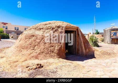 Traditionelles weibliches hogan aus Mus und Baumstämmen, Navajo Shadehouse Museum, Arizona, USA Stockfoto