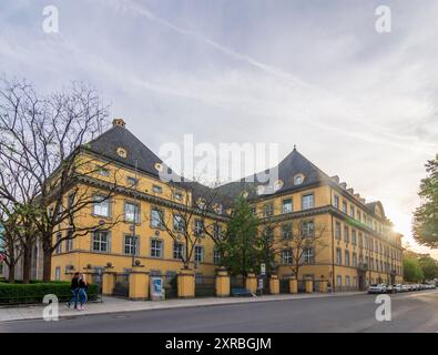 München, Hauptgebäude Königinstraße 107 der Münchener Rückversicherungs-Gesellschaft Aktiengesellschaft in München (Münchener Rück, Münchener Rück) in Oberbayern, Oberbayern, Bayern, Deutschland Stockfoto