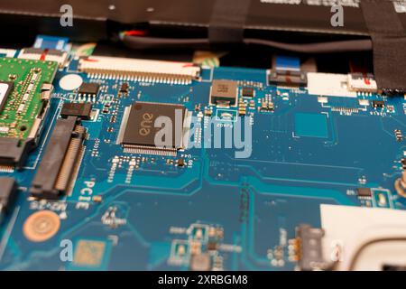 Iserlohn, NRW, Deutschland. 09. 2024. Motherboard und Einbauten eines Gaming-Laptops Stockfoto