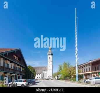 Fischbachau, Weiler Elbach mit Kirche St. Andreas, Maypole in Oberbayern, Chiemsee Alpenland, Bayern, Deutschland Stockfoto