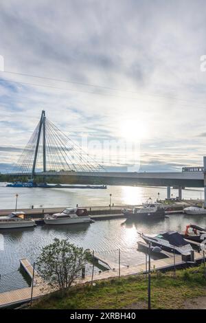 Wien, Donau, Frachtschiff, Brücke Donaustadtbrücke, Zug der U-Bahn-Linie U2 in 02. Leopoldstadt, Wien, Österreich Stockfoto