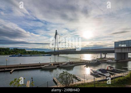 Wien, Donau, Frachtschiff, Brücke Donaustadtbrücke, Zug der U-Bahn-Linie U2 in 02. Leopoldstadt, Wien, Österreich Stockfoto