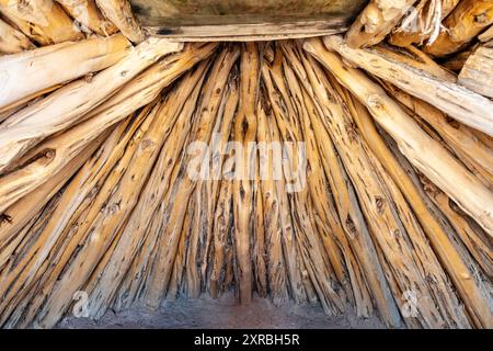 Innenraum eines Navajo Gabelstifts hogan (männlicher hogan), Navajo Shadehouse Museum, Arizona, USA Stockfoto