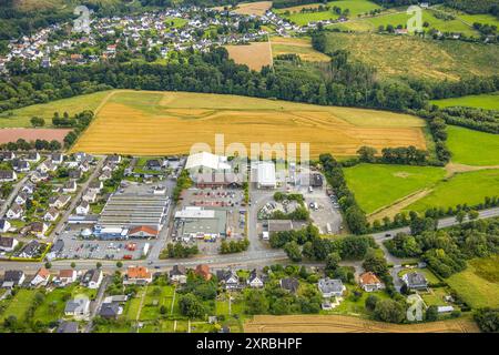 Luftbild, Einkaufszentrum an der Möhnestraße mit Aldi, Rewe, Müller Drogerie und Lidl Supermarkt, hinten die Wohnsiedlung Narrenberg mit Hammerbergstraße, Sichtigvor, Warstein, Sauerland, Nordrhein-Westfalen, Deutschland ACHTUNGxMINDESTHONORARx60xEURO *** Luftsicht, Einkaufszentrum an der Möhnestraße mit Aldi, Rewe, Müller Drogerie und Lidl Supermarkt, hinter dem Wohngut Narrenberg mit Hammerbergstraße, Sichtigvor, Warstein, Sauerland, Nordrhein-Westfalen, Deutschland ACHTUNGxMINDESTHONORARx60xEURO Stockfoto