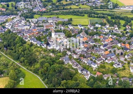 Luftbild, Kath. St. Pankratius Kirche mit Ortsansicht Belecke, Warstein, Sauerland, Nordrhein-Westfalen, Deutschland ACHTUNGxMINDESTHONORARx60xEURO *** Luftansicht, katholische St. Pankratius Kirche mit Blick auf Belecke, Warstein, Sauerland, Nordrhein-Westfalen, Deutschland ATTENTIONxMINDESTHONORARx60xEURO Stockfoto