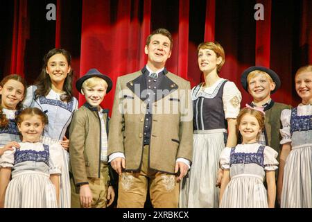 Zentrum: Alexander Hanson (Captain Georg von Trapp), Connie Fisher (Maria Rainer) mit den von Trapp Kindern im SOUND OF MUSIC im London Palladium, London W1 15/11/2006 Musik: Richard Rodgers Text: Oscar Hammerstein II Buch: Howard Lindsay & Russel Crouse Design: Robert Jones Beleuchtung: Mark Henderson Choreographie: Arlene Phillips Regisseur: Jeremy Sams Stockfoto