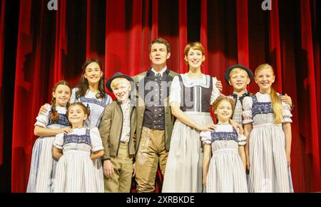 Zentrum: Alexander Hanson (Captain Georg von Trapp), Connie Fisher (Maria Rainer) mit den von Trapp Kindern im SOUND OF MUSIC im London Palladium, London W1 15/11/2006 Musik: Richard Rodgers Text: Oscar Hammerstein II Buch: Howard Lindsay & Russel Crouse Design: Robert Jones Beleuchtung: Mark Henderson Choreographie: Arlene Phillips Regisseur: Jeremy Sams Stockfoto