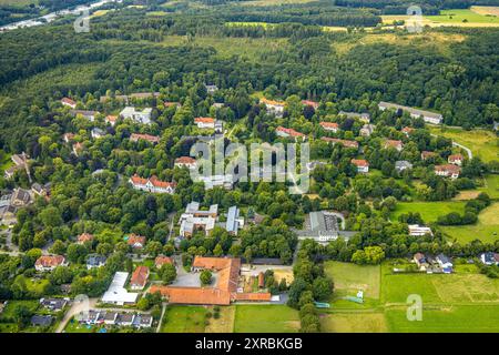 Luftbild, LWL-Klinik mit mehreren Häusern in Parkanlage, Einrichtung des Landschaftsverbands Westfalen-Lippe, unten Gutshof Warstein, Suttrop, Warstein, Sauerland, Nordrhein-Westfalen, Deutschland ACHTUNGxMINDESTHONORARx60xEURO *** Luftaufnahme, LWL-Klinik mit mehreren Häusern in einem Park, Einrichtung des Landschaftsverbandes Westfalen Lippe, unterhalb Gutshof Warstein, Suttrop, Warstein, Sauerland, Nordrhein-Westfalen, Deutschland ATTENTIONxMINDESTHONORARx60xEURO Stockfoto