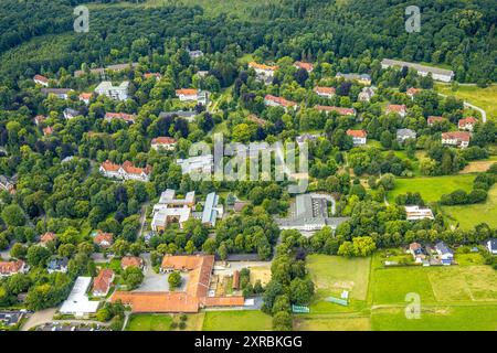 Luftbild, LWL-Klinik mit mehreren Häusern in Parkanlage, Einrichtung des Landschaftsverbands Westfalen-Lippe, unten Gutshof Warstein, Suttrop, Warstein, Sauerland, Nordrhein-Westfalen, Deutschland ACHTUNGxMINDESTHONORARx60xEURO *** Luftaufnahme, LWL-Klinik mit mehreren Häusern in einem Park, Einrichtung des Landschaftsverbandes Westfalen Lippe, unterhalb Gutshof Warstein, Suttrop, Warstein, Sauerland, Nordrhein-Westfalen, Deutschland ATTENTIONxMINDESTHONORARx60xEURO Stockfoto