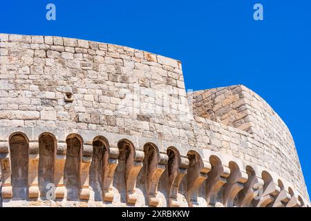 Detail des Minceta-Turms, Teil der berühmten Stadtmauer in der Altstadt von Dubrovnik, Kroatien Stockfoto