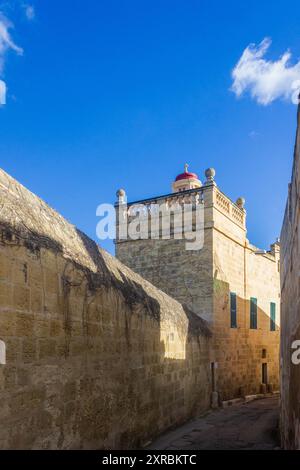 Alte Festung mit blauem Himmel und alten Steinmauern. Reiseziel Europa Stockfoto