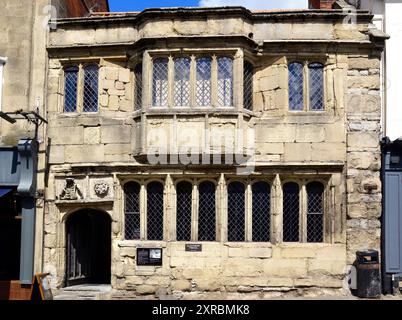 Das Tribunal in Glastonbury, Somerset, wurde im 15. Jahrhundert als Kaufmannshaus erbaut. Es ist als Gebäude I der Klasse I gelistet Stockfoto