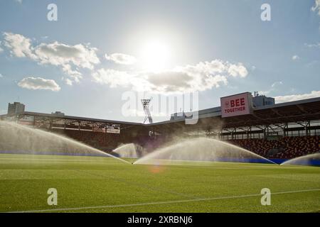 London, Großbritannien. August 2024. London, England, 09. August 2024: Stadion vor dem Freundschaftsspiel zwischen Brentford und VfL Wolfsburg im Gtech Community Stadium in London, England. (Pedro Porru/SPP) Credit: SPP Sport Press Photo. /Alamy Live News Stockfoto