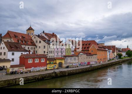 Panoramablick auf die Regensburger Altstadt an der Donau in Deutschland. Stockfoto