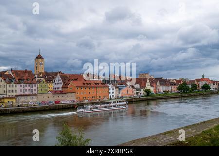 Panoramablick auf die Regensburger Altstadt an der Donau in Deutschland. Stockfoto