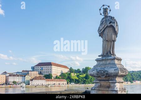 Linz, Donau bei Hochwasser, Nepomuk-Statue an der Nibelungenbrücke, Blick auf Linzer Schloss und Altstadt in Linz an der Donau, Oberösterreich, Österreich Stockfoto