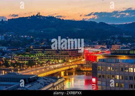 Linz, Donau, Brücke Nibelungenbrücke, Ars Electronica Center, Kirche Pöstlingbergkirche am Pöstlingberg in Linz an der Donau, Oberösterreich Stockfoto