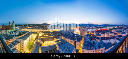 Linz, Altstadt mit Altem Dom (vorne), neuer Dom (hinten), Turm des Landhauses (Sitz des Oberösterreichischen Landtags), Linzer Schloss, Hauptplatz, Donau, Nibelungenbrücke, Ars Electronica Center, Kirche Pöstlingbergkirche am Pöstlingberg, Kunstmuseum Lentos, Brücke Eisenbahnbrücke, Brücke Voest-Brücke FLTR, Blick von der Stadtpfarrkirche in Linz an der Donau, Oberösterreich, Österreich Stockfoto