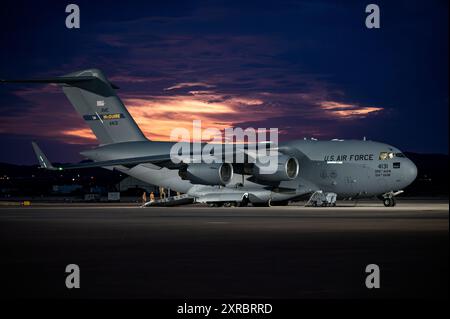 Eine C-17 Globemaster III, die dem 305. Air Mobility Wing zugewiesen wurde, sitzt auf der Fluglinie während der Bamboo Eagle (BE) 24-3 auf der Nellis Air Force Base in Nevad Stockfoto