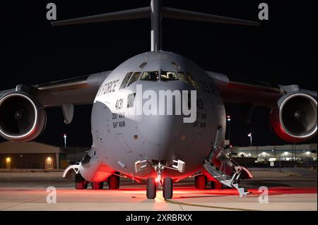 Eine C-17 Globemaster III, die dem 305. Air Mobility Wing zugewiesen wurde, sitzt auf der Fluglinie während der Bamboo Eagle (BE) 24-3 auf der Nellis Air Force Base in Nevad Stockfoto