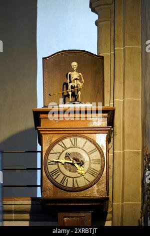 Deutschland, Bayern, Oberbayern, Altötting, Pfarrkirche, innen, Kabinettsuhr mit Tod in Altötting, bayerisch: Tod z'Eding Stockfoto