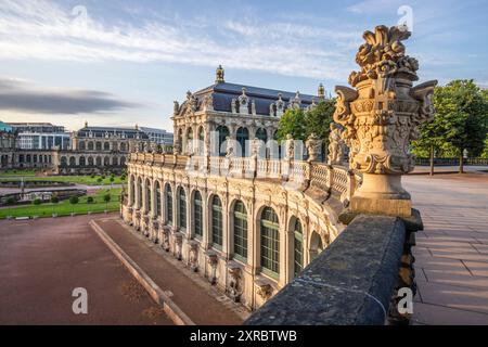 Der Dresdner Zwinger, ein Wahrzeichen barocker Architektur. Historisches Gebäude im Stil eines Palastes. Orangerie bei Sonnenaufgang am Morgen in Dresden, Sachsen, Deutschland Stockfoto