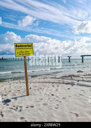 Ein Badeverbot in der Nähe der Baustelle am Pier am Sandstrand von Prerow im Sommer 2023, Ostseebad, Deutschland Stockfoto