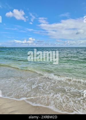 Blick auf das Meer mit Sonne und Schatten an einem Sommertag am Wasserrand am breiten Sandstrand im Ostseebad Prerow, Mecklenburg-V Stockfoto