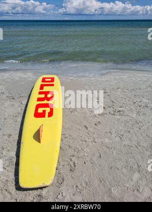 Ein gelbes DLRG-Surfboard liegt am Strand im Ferienort und Ostseebad Prerow, Fischland Darß, Mecklenburg-Vorpommern Stockfoto