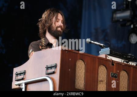 Williamscot, Großbritannien. August 2024. Robin Piso Keyboarder mit der Psychedelic Blues-Rock-Band DeWolff aus der niederländischen Provinz Limburg, die live auf der Bühne der Cropredy Convention von Fairport auftritt. Quelle: SOPA Images Limited/Alamy Live News Stockfoto