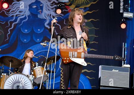 Williamscot, Großbritannien. August 2024. Pablo van de Poel Sänger und Gitarrist und Schlagzeuger Luka van de Poel mit der Psychedelic Blues Rock Band DeWolff aus der niederländischen Provinz Limburg, live auf der Bühne der Cropredy Convention von Fairport. Die Band wurde 2007 in Geleen gegründet und besteht aus Pablo van de Poel (Gesang/Gitarre), seinem Bruder Luka van de Poel (Schlagzeug) und Robin Piso (Hammond-Orgel). (Foto: Dawn Fletcher-Park/SOPA Images/SIPA USA) Credit: SIPA USA/Alamy Live News Stockfoto