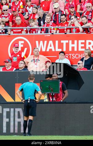 Kaiserslautern, Deutschland. August 2024. Fußball: Bundesliga 2, 1. FC Kaiserslautern - SpVgg Greuther Fürth, Spieltag 2, Fritz Walter Stadium. Schiedsrichter Florian Lechner schaut sich den Bildschirm des Videoassistenten an. Hinweis: Uwe Anspach/dpa – WICHTIGER HINWEIS: gemäß den Vorschriften der DFL Deutscher Fußball-Liga und des DFB Deutscher Fußball-Bundes ist es verboten, im Stadion und/oder des Spiels aufgenommene Fotografien in Form von sequenziellen Bildern und/oder videoähnlichen Fotoserien zu verwenden oder zu nutzen./dpa/Alamy Live News Stockfoto