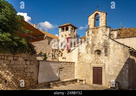 Die Kirche St. Peter und das Marko Polo Centar in Korcula, Kroatien, Europa Stockfoto