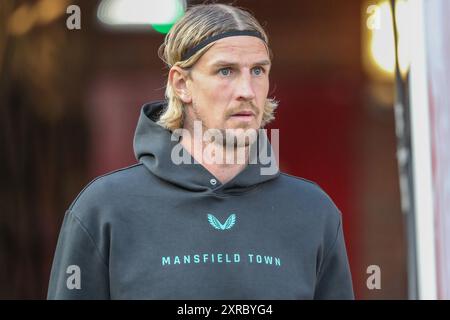 Aden Flint Mansfield Town kommt während des Spiels Barnsley gegen Mansfield Town in Oakwell, Barnsley, Großbritannien, 9. August 2024 (Foto: Alfie Cosgrove/News Images) Stockfoto