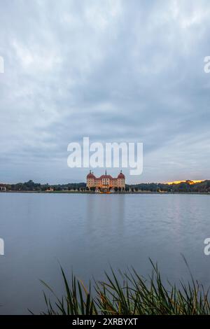 Schloss Moritzburg, das Jagdschloss am Abend in einem wunderschönen Park inmitten des Sees bei Dresden, Sachsen, Deutschland Stockfoto