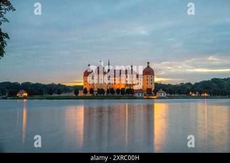 Schloss Moritzburg, das Jagdschloss am Abend in einem wunderschönen Park inmitten des Sees bei Dresden, Sachsen, Deutschland Stockfoto