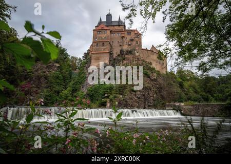 Die mittelalterliche Burg Kriebstein in einer wunderschönen Landschaft, im Frühling auf dem Fluss Zschopau aufgenommen. Abend im Stadtdreieck Dresden-Chemnitz-Leipzig in Sachsen Stockfoto