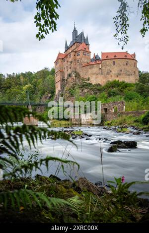 Die mittelalterliche Burg Kriebstein in einer wunderschönen Landschaft, im Frühling auf dem Fluss Zschopau aufgenommen. Abend im Stadtdreieck Dresden-Chemnitz-Leipzig in Sachsen Stockfoto