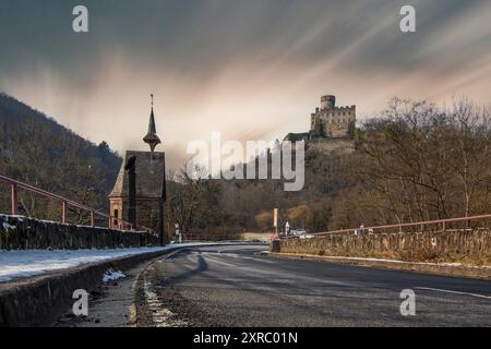 Wunderschöne Landschaft im Winter mit Eis und Schnee. Wasserfall der Eltz bei Schloss Pyrmont, landgasthof Pyrmonter Mühle direkt an einem See, historische Brücke in Rheinland-Pfalz Stockfoto