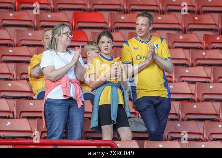 Barnsley, Großbritannien. August 2024. Die Fans von Mansfield loben ihr Team, als sie am 9. August 2024 in Barnsley (Foto: Alfie Cosgrove/News Images) in Barnsley, Großbritannien, in Barnsley, Großbritannien, ankommen 2024. (Foto: Alfie Cosgrove/News Images/SIPA USA) Credit: SIPA USA/Alamy Live News Stockfoto