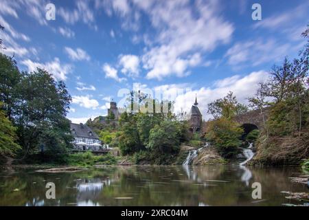 Wunderschöne Landschaft im Winter mit Eis und Schnee. Wasserfall der Eltz bei Schloss Pyrmont, landgasthof Pyrmonter Mühle direkt an einem See, historische Brücke in Rheinland-Pfalz Stockfoto